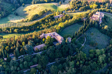 Schrägluftbild von Chiesa della Natività della Beata Vergine Maria im Ortsteil Chiesa Albinea im Bundesland Reggio Emilia, Italien