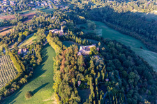 Chiesa della Natività della Beata Vergine Maria im Ortsteil Chiesa Albinea im Bundesland Reggio Emilia, Italien aus der Luft