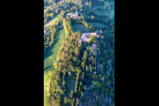 Chiesa della Natività della Beata Vergine Maria im Ortsteil Chiesa Albinea im Bundesland Reggio Emilia, Italien von oben gesehen