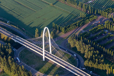 Luftbild von Brücke  Vela di Calatrava NORD über die Schnellbahntrasse und Autostrada del Sole in Reggio nell’Emilia im Bundesland Reggio Emilia, Italien