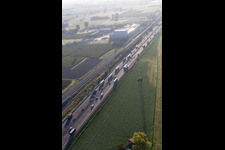 Autostrada del Sole neben der Schnellbahntrasse in San Martino in Rio im Bundesland Reggio Emilia, Italien