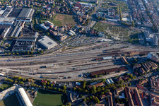 Parcheggio stazione Modena und Estación de ferrocarril de TrenItalia de Módena, Italien