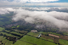 Dorfansicht unter Wolken aus Nordwesten in Winden im Bundesland Rheinland-Pfalz, Deutschland
