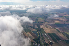 Freiflächen-Fotovoltaik-Solarstromanlage des ANUMAR Solarpark Winden auf einem Acker im Bundesland Rheinland-Pfalz, Deutschland