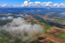 Felder am Tiefen-Tal von Süden mit tiefen Wolken im Ortsteil Billigheim in Billigheim-Ingenheim im Bundesland Rheinland-Pfalz, Deutschland