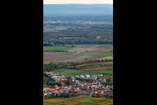 Segelflugzeug im Anflug auf den Ebenberg in Insheim im Bundesland Rheinland-Pfalz, Deutschland
