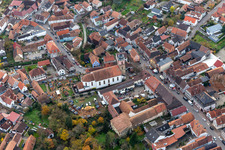 Luftaufnahme von Anneresl Weihnachtsmarkt in Rheinzabern im Bundesland Rheinland-Pfalz, Deutschland