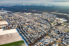 Luftbild von Kernstadt im Winter bei Schnee in Kandel im Bundesland Rheinland-Pfalz, Deutschland