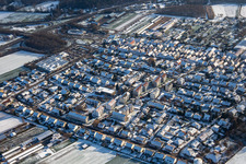 Luftbild von Röntgenstraße im Winter bei Schnee in Kandel im Bundesland Rheinland-Pfalz, Deutschland