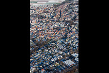 Luftbild von Obere Hauptstraße im Winter bei Schnee in Herxheim bei Landau im Bundesland Rheinland-Pfalz, Deutschland