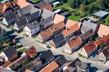 Schrägluftbild von Niederlauterbach im Bundesland Bas-Rhin, Frankreich