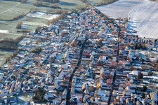 Hintergasse und Hauptstraße im Winter bei Schnee in Rohrbach im Bundesland Rheinland-Pfalz, Deutschland