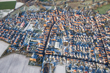Luftaufnahme von Hauptstraße im Winter bei Schnee in Steinweiler im Bundesland Rheinland-Pfalz, Deutschland