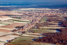 Saarstraße von Westen im Winter bei Schnee in Kandel im Bundesland Rheinland-Pfalz, Deutschland