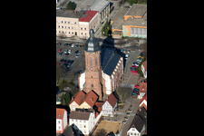 St. Georgskirche am Marktplatz von Westen in Kandel im Bundesland Rheinland-Pfalz, Deutschland