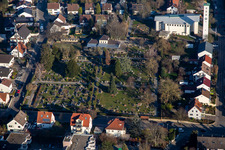 Friedhof und St. Pius Kirche von Westen in Kandel im Bundesland Rheinland-Pfalz, Deutschland