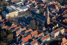 Marktplatz mit St. Georg Kirche und Grundschule und Stadthalle in Kandel im Bundesland Rheinland-Pfalz, Deutschland