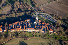 St. Dionysius und Parkplatz Hinterstädel in Jockgrim im Bundesland Rheinland-Pfalz, Deutschland