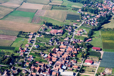 Steinseltz im Bundesland Bas-Rhin, Frankreich aus der Vogelperspektive