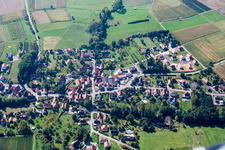 Oberhoffen-lès-Wissembourg im Bundesland Bas-Rhin, Frankreich von oben gesehen