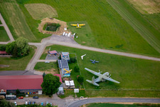 Historische Flugzeuge am Flugplatz Ballenstedt im Ortsteil Asmusstedt im Bundesland Sachsen-Anhalt, Deutschland