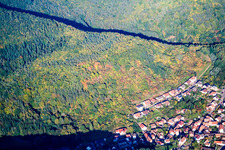 Luftaufnahme von Ort im Tal des Kaiserbach in Waldhambach im Bundesland Rheinland-Pfalz, Deutschland