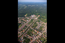 Schrägluftbild von Allee zum Schloß in Ballenstedt im Bundesland Sachsen-Anhalt, Deutschland