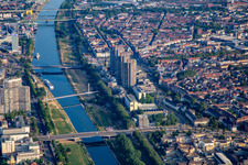 Neckarufer Nord mit Ebertbrücke, Collini-Steg und Kurpfalzbrücke im Ortsteil Neckarstadt-Ost in Mannheim im Bundesland Baden-Württemberg, Deutschland