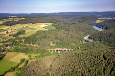 Himbächel-Viadukt im Ortsteil Hetzbach in Oberzent im Bundesland Hessen, Deutschland von oben gesehen