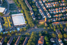 John Deere neben der Markuskirche im Ortsteil Almenhof in Mannheim im Bundesland Baden-Württemberg, Deutschland