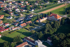 Luftaufnahme von Schloss Dornau Dvorec Dornav in Dornava, Slowenien