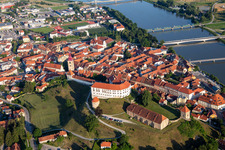 Burg Ptuj/Grad Ptuj über der Altstadt von Norden, Slowenien