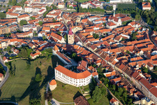 Luftaufnahme von Burg Ptuj/Grad Ptuj über der Altstadt, Slowenien