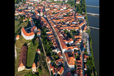 Luftbild von Prešernova ulica unter der der Burg in Ptuj, Slowenien