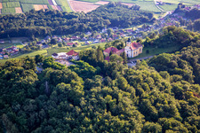Kirche Župnijska cerkev sv. Marije Vnebovzete und Café Huda Liza auf dem Vurberg in Duplek, Slowenien