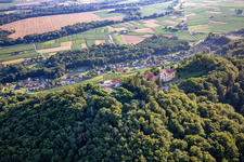 Luftbild von Kirche Župnijska cerkev sv. Marije Vnebovzete und Café Huda Liza auf dem Vurberg in Duplek, Slowenien