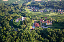 Schrägluftbild von Kirche Župnijska cerkev sv. Marije Vnebovzete und Café Huda Liza auf dem Vurberg in Duplek, Slowenien
