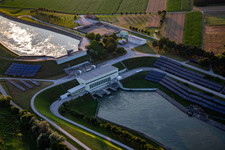 Wasserkraftwerk HE Zlatoličje mit Photovoltaik-Panels an der Uferböschung am Drau-Kanal HE Zlatoličje in Starše, Slowenien von oben