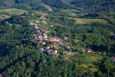 Hügeldorf zwischen Reben und Wald in Nova Gorica, Slowenien
