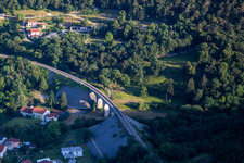 Luftbild von Viadukt der Eisenbahn im Ortsteil Branik in Nova Gorica, Slowenien