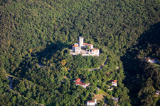 Schrägluftbild von Burg / Grad Rihemberk im Ortsteil Branik in Nova Gorica, Slowenien