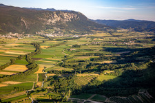 Luftbild von Vipava Tal zu Füßen des Nationalparks Ledenik na Nanosu, Slowenien
