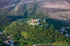 Miren Castle / Mirenski grad in Miren-Kostanjevica, Slowenien von oben