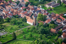 Luftaufnahme von Eglise Protestante in Hunspach im Bundesland Bas-Rhin, Frankreich