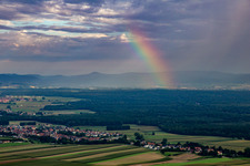 Regenbogen überm Bienwald in Niederlauterbach im Bundesland Bas-Rhin, Frankreich