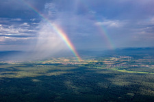 Regenbogen überm Bienwald im Ortsteil Schaidt in Wörth am Rhein im Bundesland Rheinland-Pfalz, Deutschland