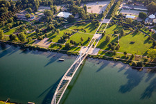 Brücke der zwei Ufer vom  Garten der zwei Ufer über den Rhein nach Kehl im Ortsteil Rheinhafen in Straßburg im Bundesland Bas-Rhin, Frankreich