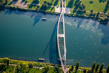 Brücke der zwei Ufer zum  Garten der zwei Ufer über den Rhein nach Strasbourg in Kehl im Bundesland Baden-Württemberg, Deutschland