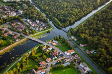 Luftbild von Kreuzung der Kanäle Canal de Décharge de l'Ill und Canal du Rhône au Rhin in Erstein im Bundesland Bas-Rhin, Frankreich