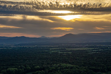 Sonnenuntergang über den Vogesen in Sermersheim im Bundesland Bas-Rhin, Frankreich